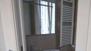 A modern bathroom with a freestanding sink, a built-in mirror, and a toilet. - Affittacamere Da Euro (La Spezia)
