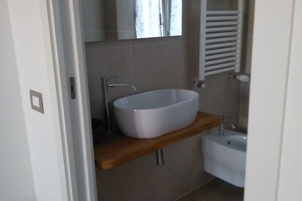 Shower, bidet, towels