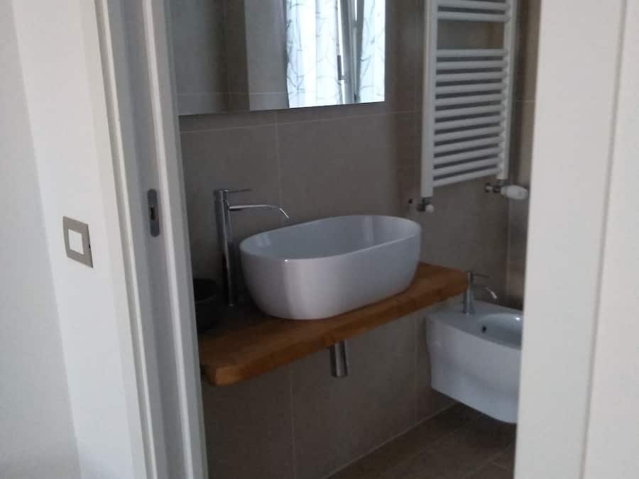 Bruser, bidet, håndklæder