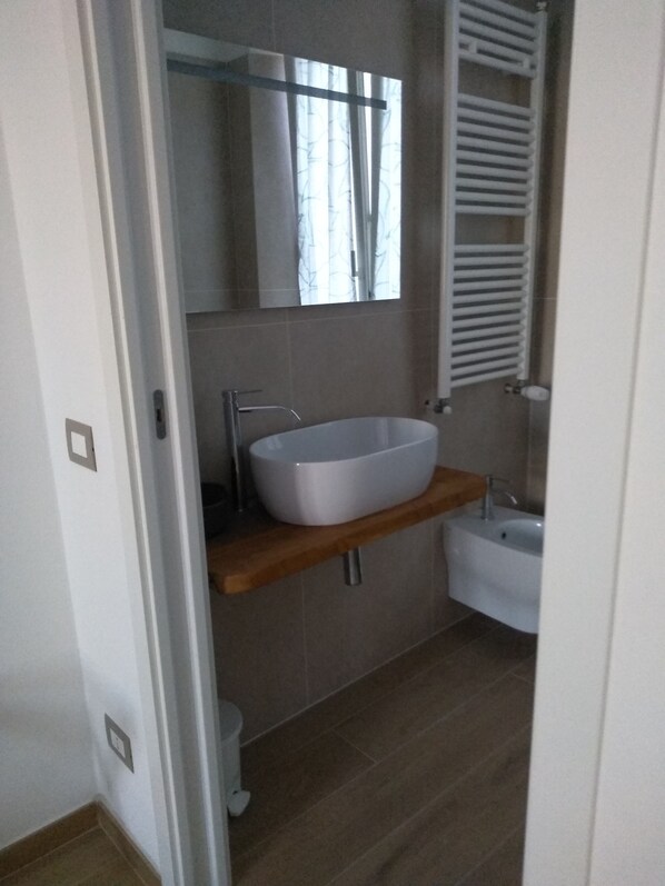 Douche, bidet, serviettes fournies