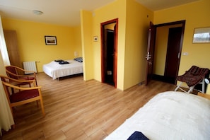 Habitación triple, baño privado | Cunas gratuitas, wifi gratis y ropa de cama 