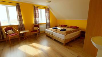 Habitación cuádruple, baño compartido | Cunas gratuitas, wifi gratis y ropa de cama