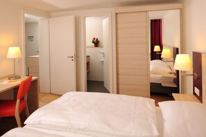 Schreibtisch, laptopgeeigneter Arbeitsplatz, kostenloses WLAN