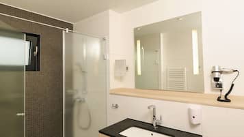 Douche, sèche-cheveux, serviettes fournies