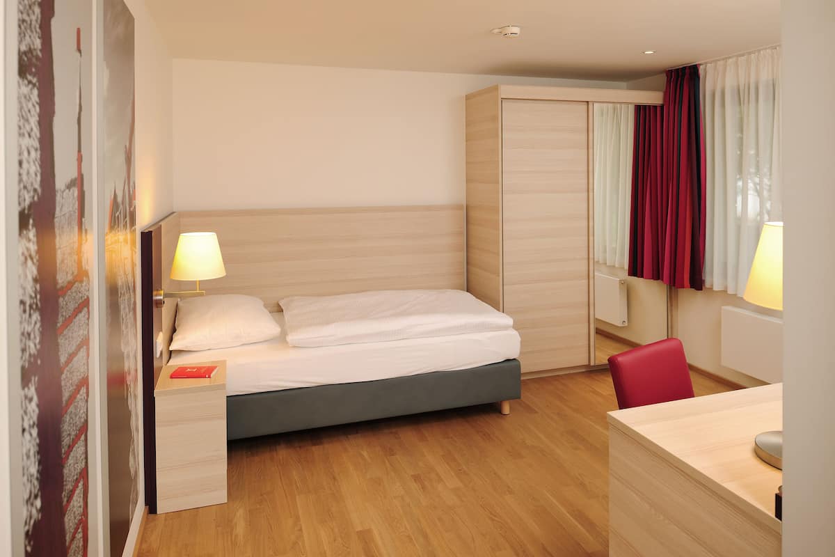 Single Room | Desk, laptop workspace, free WiFi, wheelchair access