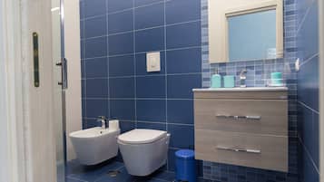 Chambre Quadruple Confort, 1 grand lit et 1 canapé-lit (Room Naples) | Salle de bain | Douche, sÚche-cheveux, bidet, serviettes fournies