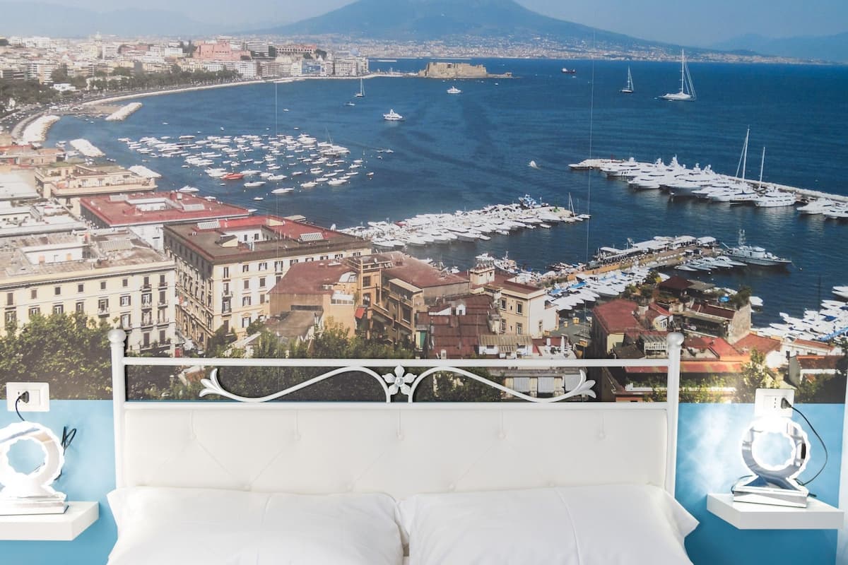 غرفة رباعية مريحة - سرير كبير مع أريكة سرير (Room Naples) | ميني بار وواي فاي مجانًا وملاءات أسرّة