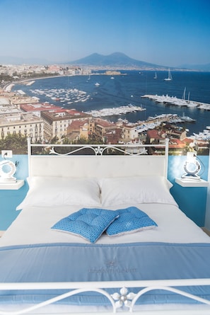 Comfort Quadruple Room, 1 Queen Bed with Sofa bed (Room Naples) | Minibar, free WiFi, bed sheets - Essential Suite B&B Botanic (Naples)