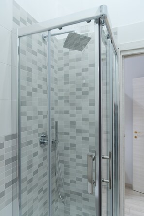 Bathroom shower - Essential Suite B&B Botanic (Naples)