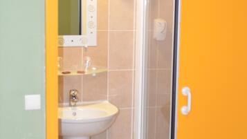 Shower, perlengkapan mandi gratis, pengering rambut, dan handuk