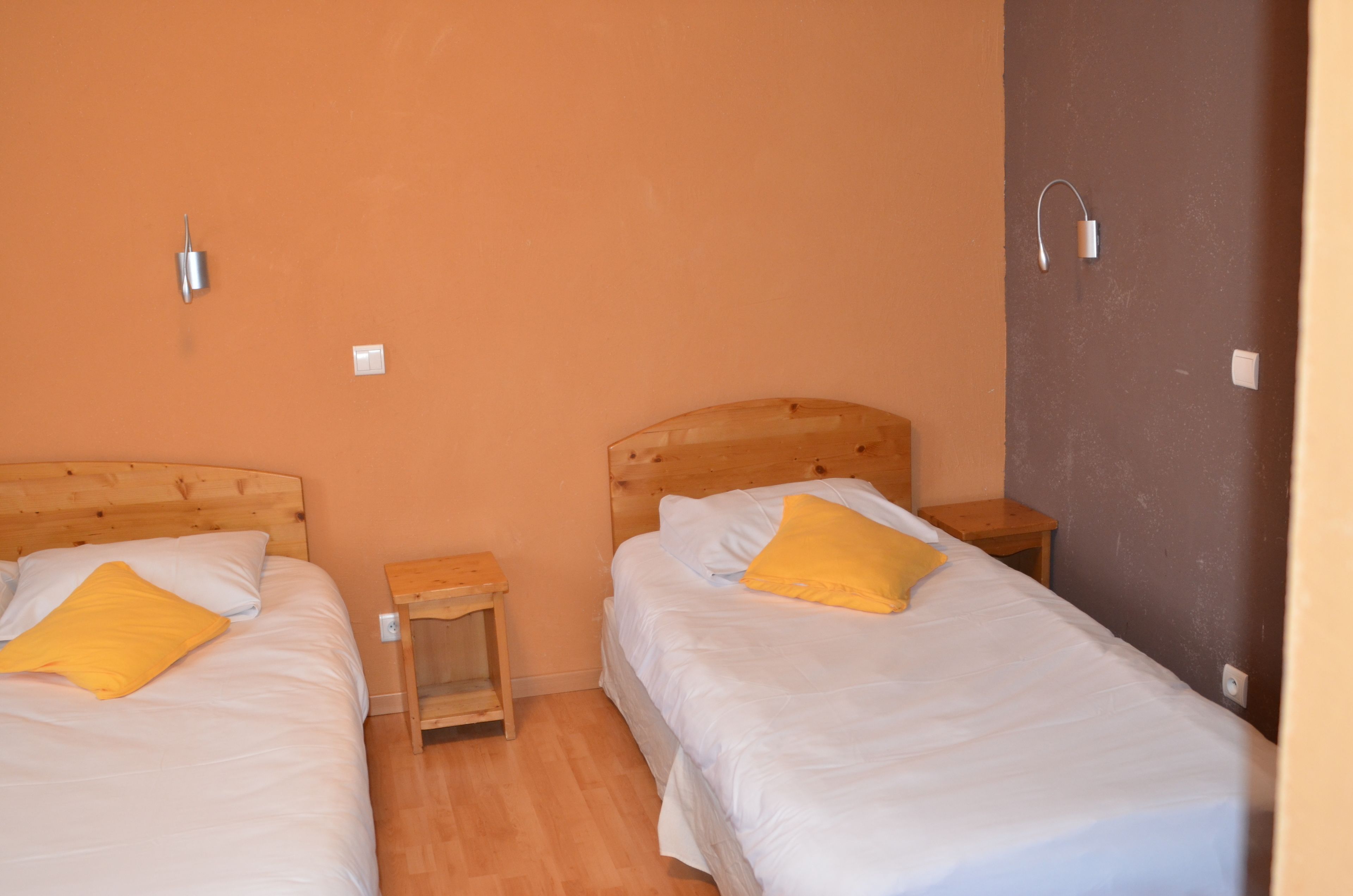 Kamar Triple, Beberapa Tempat Tidur, Bebas Asap Rokok | Tirai kedap cahaya, kedap suara, dan setrika/meja setrika