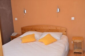 Langsir/tirai gelap terus, kalis bunyi, seterika/papan seterika 