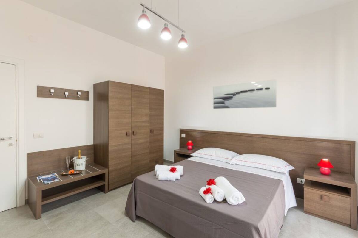 Minibar, desk, soundproofing, iron/ironing board