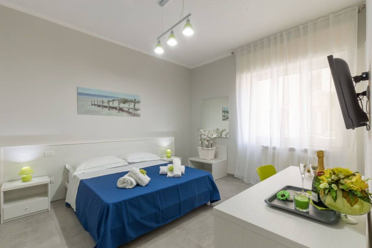 Minibar, desk, soundproofing, iron/ironing board