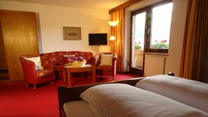 Quadruple Room, Private Bathroom | Living area - Sportpension Christina (Fuegen)