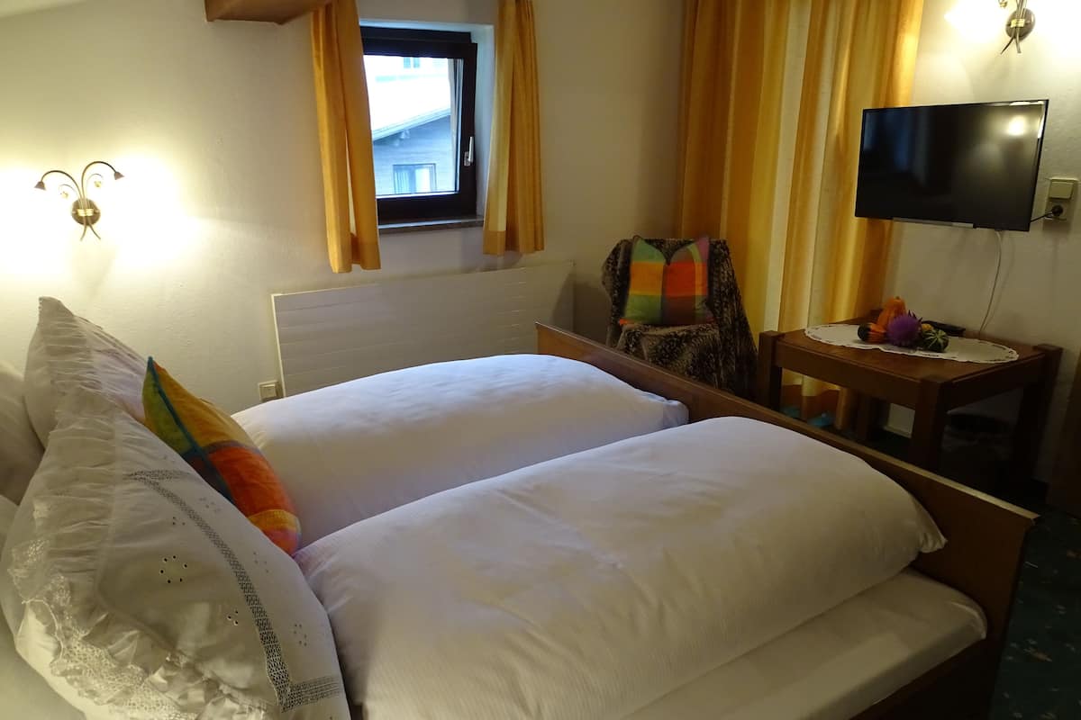Chambre Double, salle de bains commune | Coin séjour