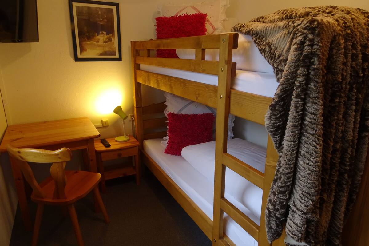 Chambre avec lits jumeaux, salle de bains commune | Coin séjour