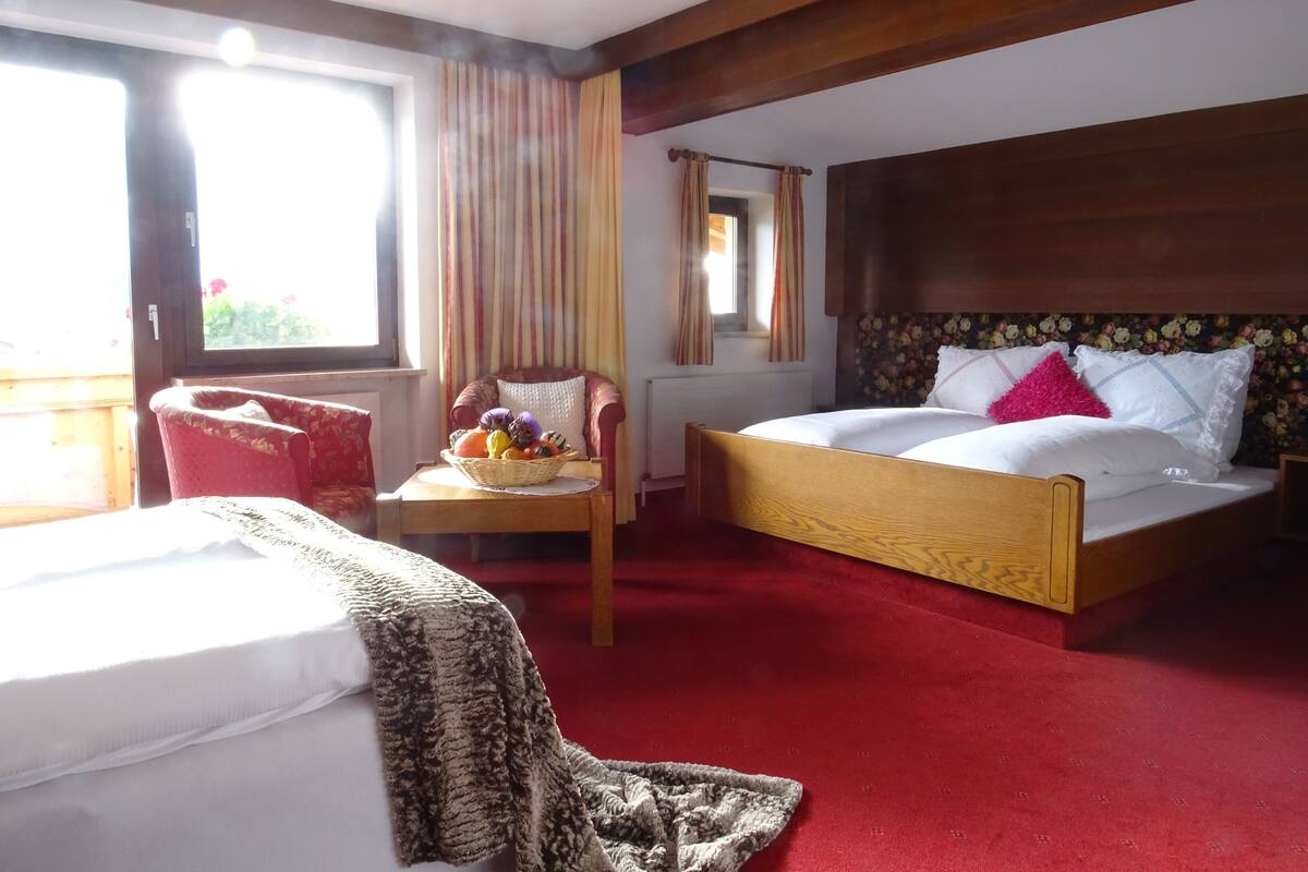 Chambre Quadruple, salle de bains privée | Coin séjour