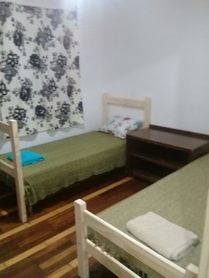 Habitación triple estándar, varias camas, para no fumadores | Ropa de cama de alta calidad y tabla de planchar con plancha