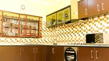 Deluxe Villa | Private kitchen | Fridge, microwave, oven, stovetop