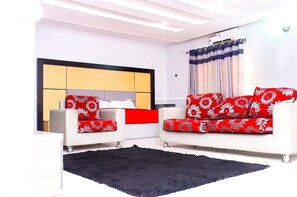 Deluxe Villa | 6 bedrooms, desk, iron/ironing board, bed sheets - The Good House PHC (Port Harcourt)
