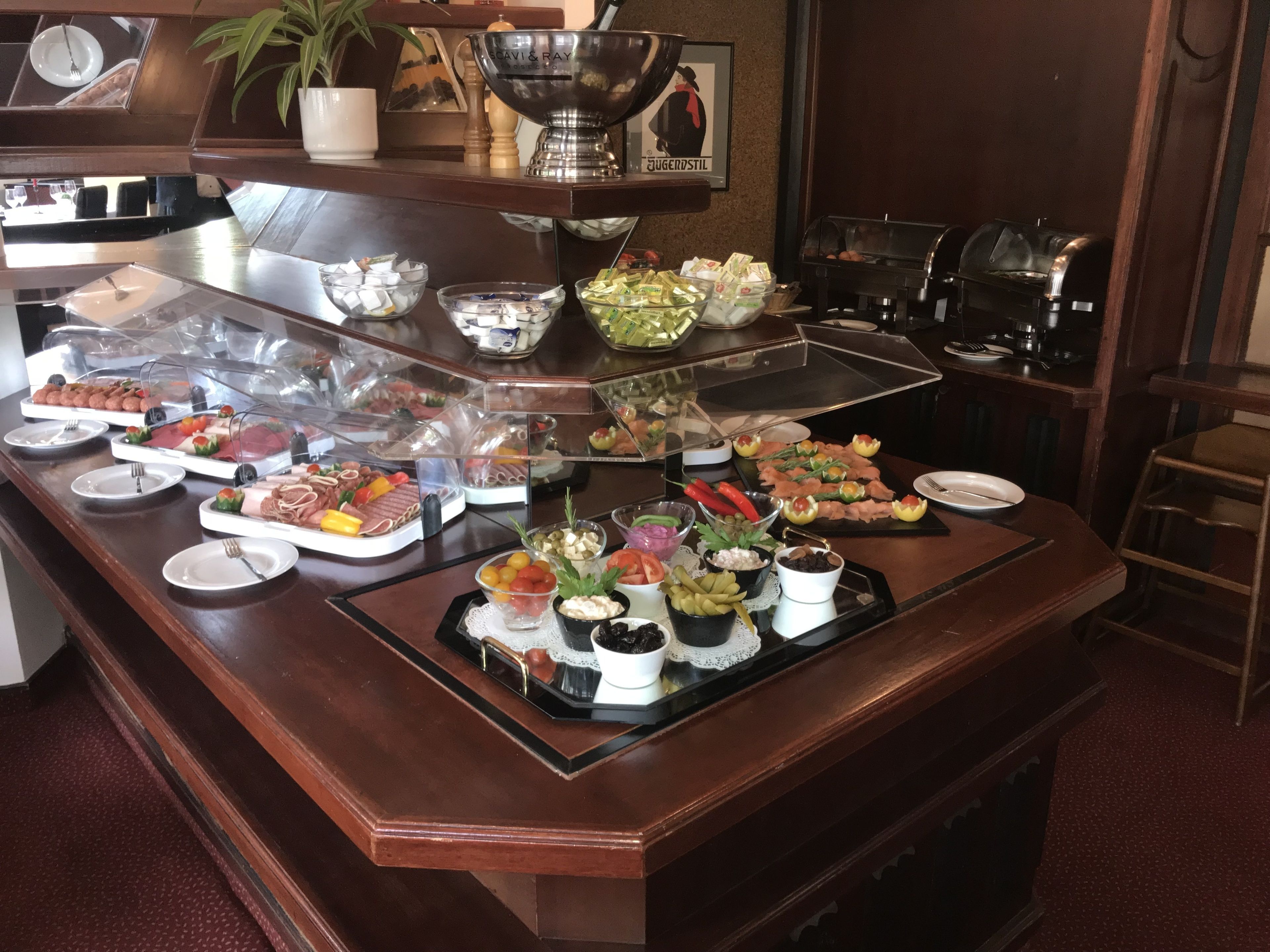 Un bufé con diversas opciones de comida y una máquina de café.