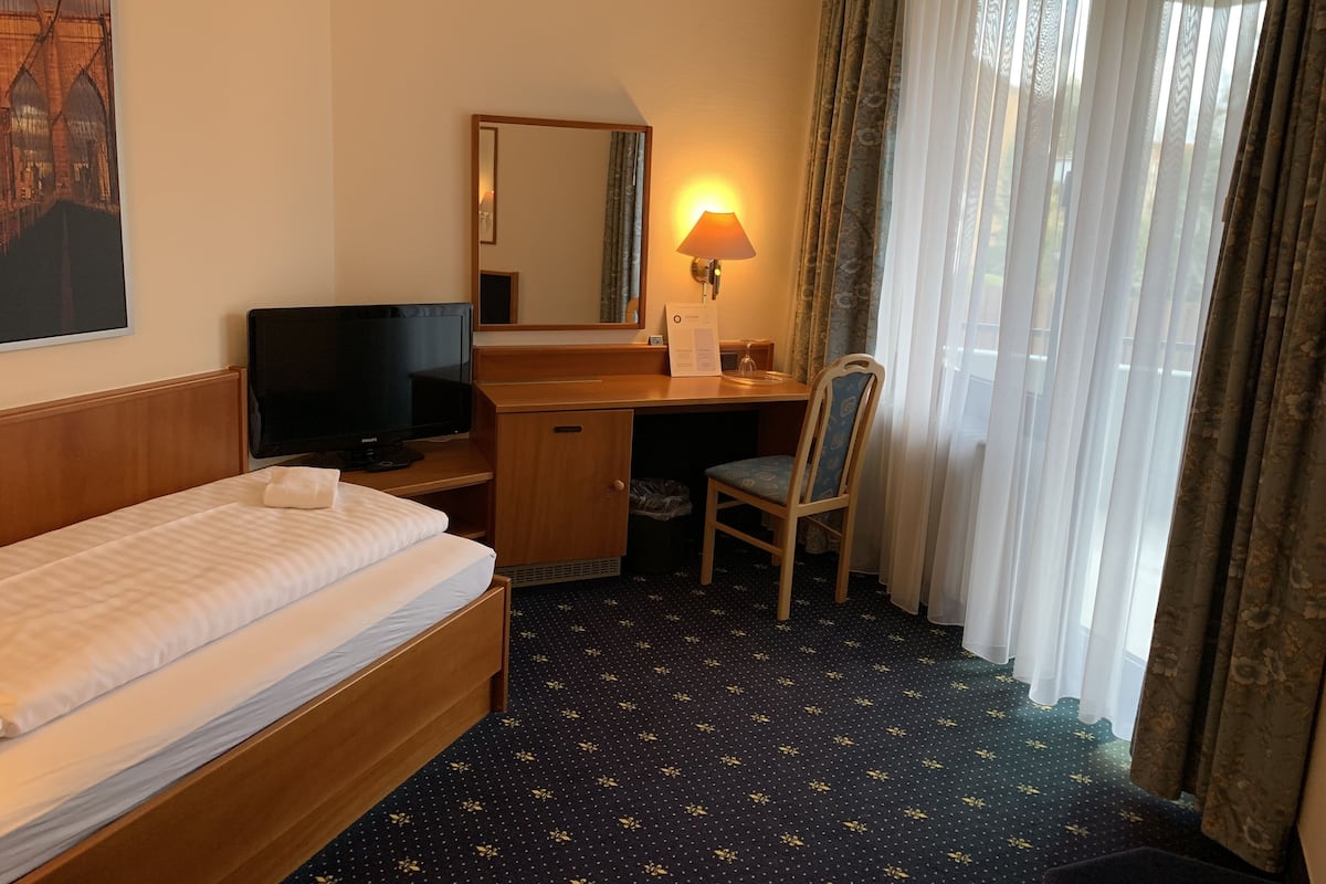 Basic Single Room, 1 Twin Bed | 1 bedroom, desk, blackout drapes, soundproofing