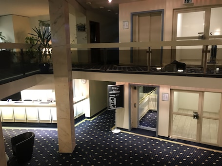 Entrada interior. Karaman Group Hotel