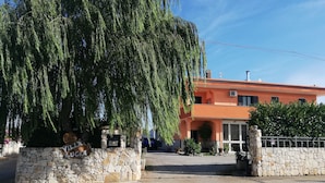 Un muro in pietra con un cartello che indica 