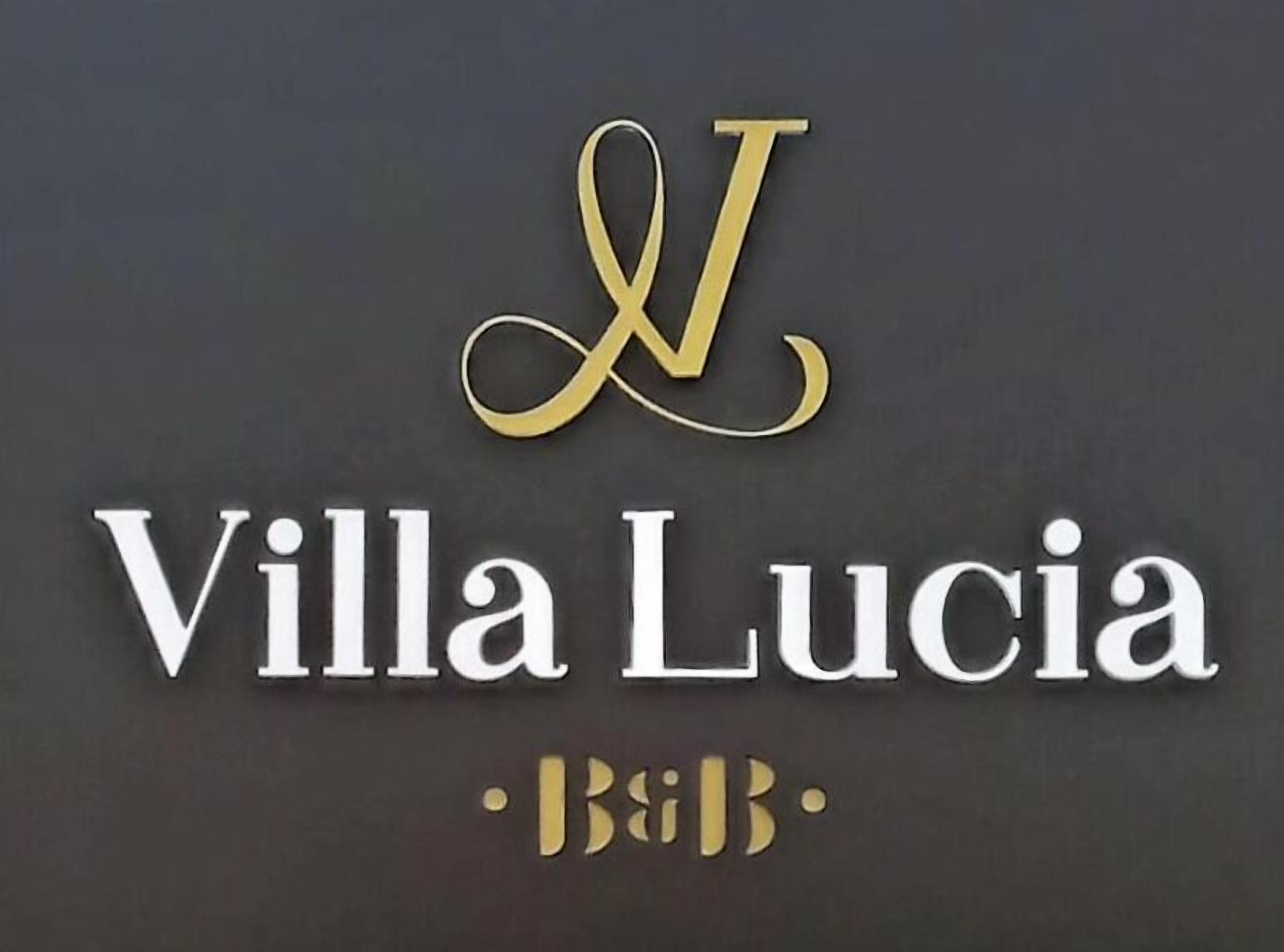 Un logo avec le texte « Villa Lucia » et « B&B » sur un fond sombre.