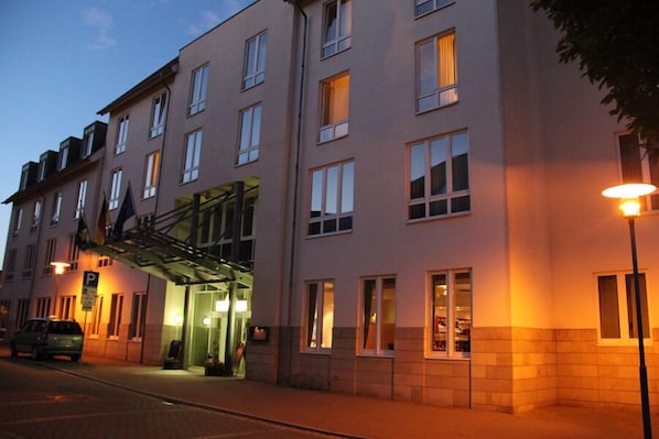Front of property – evening/night - Hotel Ascania (Aschersleben)