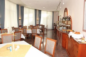 Café da manhã com buffet todos os dias mediante uma taxa