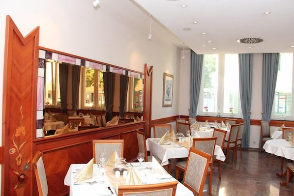 Tägliches Frühstücksbuffet gegen Gebühr