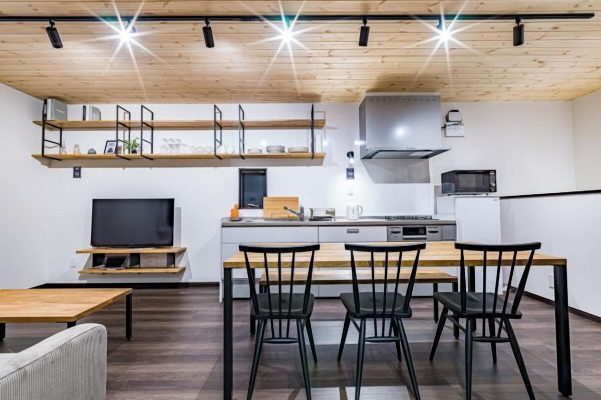 Réfrigérateur, four à micro-ondes, surface de cuisson