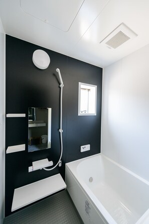Deep soaking bathtub