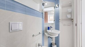 Triple Room (private internal bathroom) | Bathroom | Shower, rainfall showerhead, towels - Guest House Mr Brown (Rome)