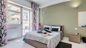 4 人部屋 バルコニー (private internal bathroom) | セーフティボックス (室内)、デスク、WiFi (無料)、ベッドシーツ