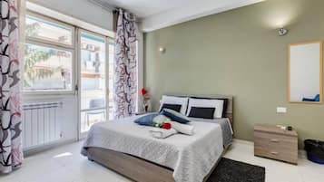 Camera quadrupla, balcone (private internal bathroom) | Una cassaforte in camera, una scrivania, Wi-Fi gratuito, lenzuola