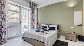 Habitación cuádruple, balcón (private internal bathroom) | Caja de seguridad en la habitación, escritorio y wifi gratis 