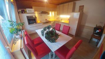 Deluxe Apartment, Mountain View | Private kitchen | Full-size fridge, microwave, oven, stovetop