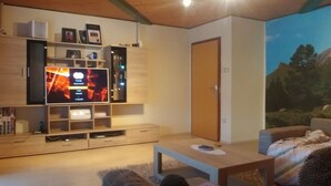 Leilighet – deluxe, fjellutsikt | Oppholdsområde | Flatskjerm-TV