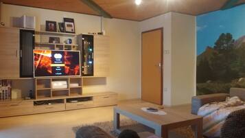Deluxe Apartment, Mountain View | Living area | Flat-screen TV