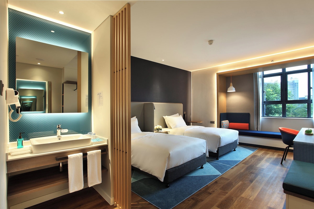 Quarto standard, 2 camas de solteiro (Extra Floor Space) | Cofres nos quartos, Wi-Fi de cortesia, roupa de cama