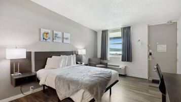 Standard Queen Room | Ropa de cama de alta calidad y camas con pillow-top