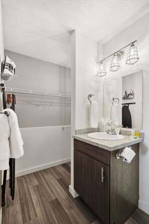 Standaard kamer | Badkamer | Een douche, gratis toiletartikelen, een haardroger, handdoeken