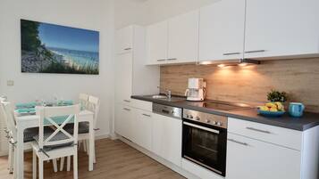 Apartemen Comfort | Dapur pribadi | Lemari es besar, oven, kompor, dan mesin pencuci piring