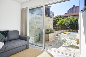 Apartamento estándar, 1 cama de matrimonio, patio | Decoración individual, mobiliario individual, sistema de insonorización