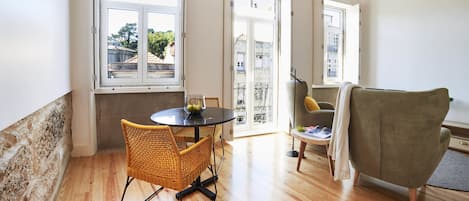 Superior appartement, balkon | Woonkamer | Flatscreentelevisie