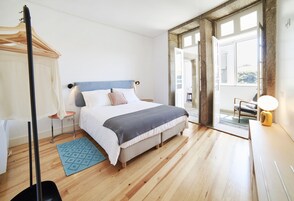 Frigorífico, horno, placa de cocina y máquina de café espresso