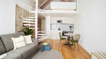 Apartamento superior, balcón | Decoración individual, mobiliario individual, sistema de insonorización